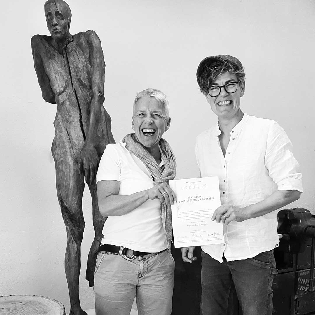 Überreichung der Urkunde durch die Leiterin des Amts für Kultur der Stadt Neumarkt im Atelier von Nadine Rosani
